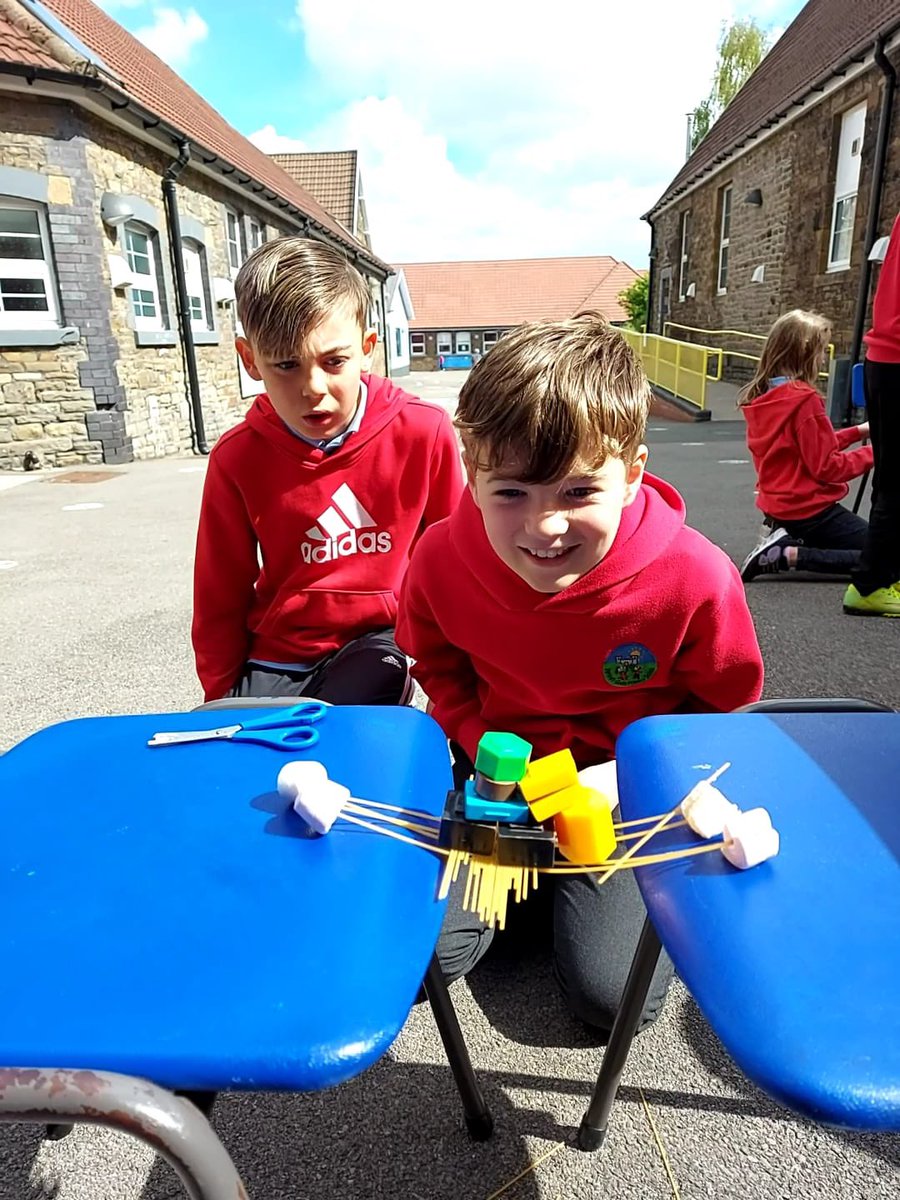PentrerGraig's tweet photo. Dosbarth Mercury taking up the spaghetti bridge challenge! #pgpoutdoorlearning #pgpteamwork https://t.co/vxs9gNbiuo