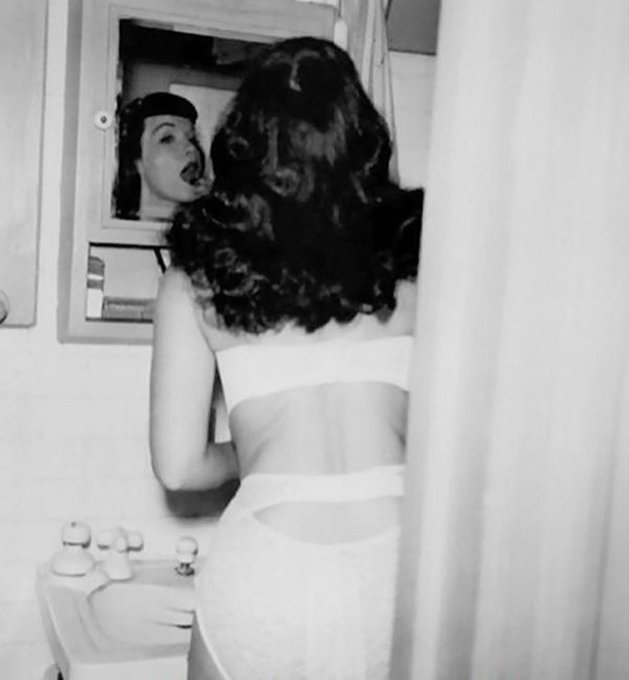Time for a bit of pinup primpin’ 💄👸🏻💋

#pinupqueen #bettiepage #1950s #irvingklaw #pinup #retrobeauty