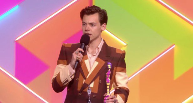 📸| Harry receiving his #BRITs award tonight!