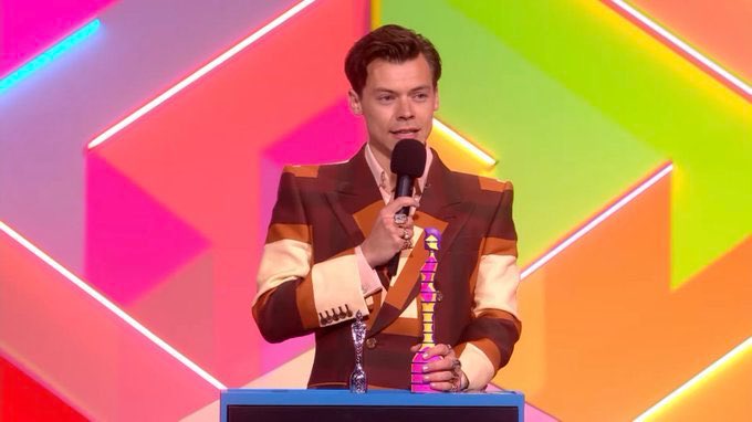 hstylespics's tweet photo. Harry accepting his BRIT Awards for Single Of the Year with Watermelon Sugar #BRITs https://t.co/Sc0kcKwuTU