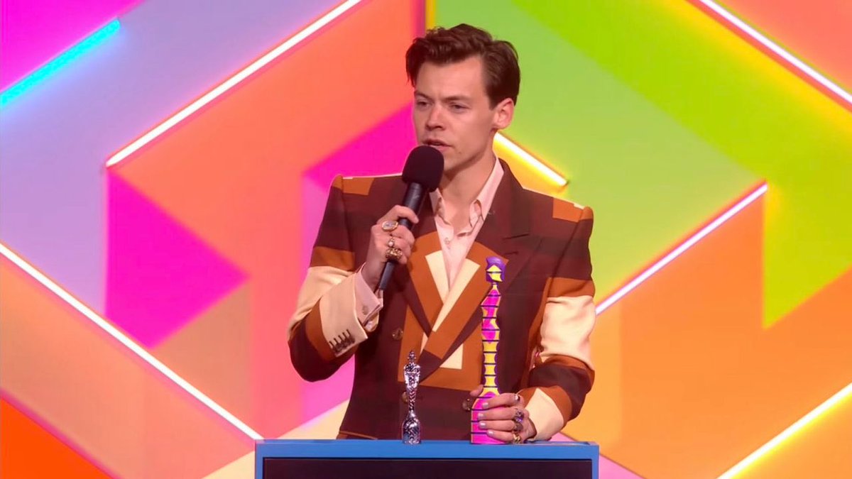 hstylespics's tweet photo. Harry accepting his BRIT Awards for Single Of the Year with Watermelon Sugar #BRITs https://t.co/Sc0kcKwuTU