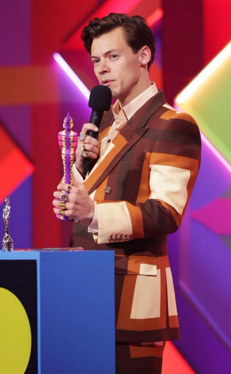 Bi tanem Harry Styles yine halısını giymiş gelmiş gelmez sanmıştım nasıl güzelsin ya 🥺🥰🥺
#brits2021