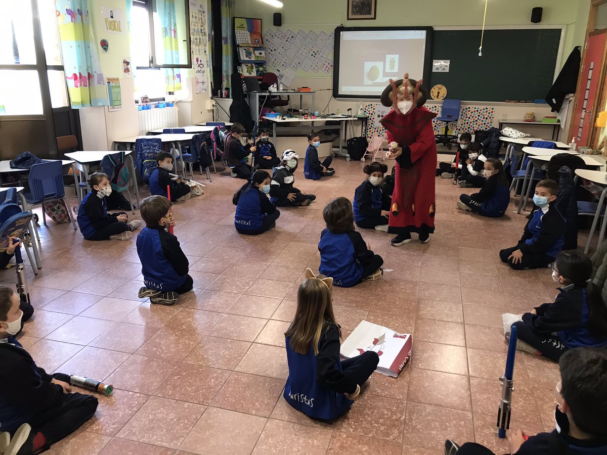 Marsa2pri's tweet photo. En @MSalCha los alumnos de 2º de Primaria experimentan y comprenden los tipos de fuerza con una visita muy especial gracias @MJSantos5 #lafuerzaestacontigo #starwars #quelafuerzateacompañe #modeloeducativomarista https://t.co/kWcwW87GP8
