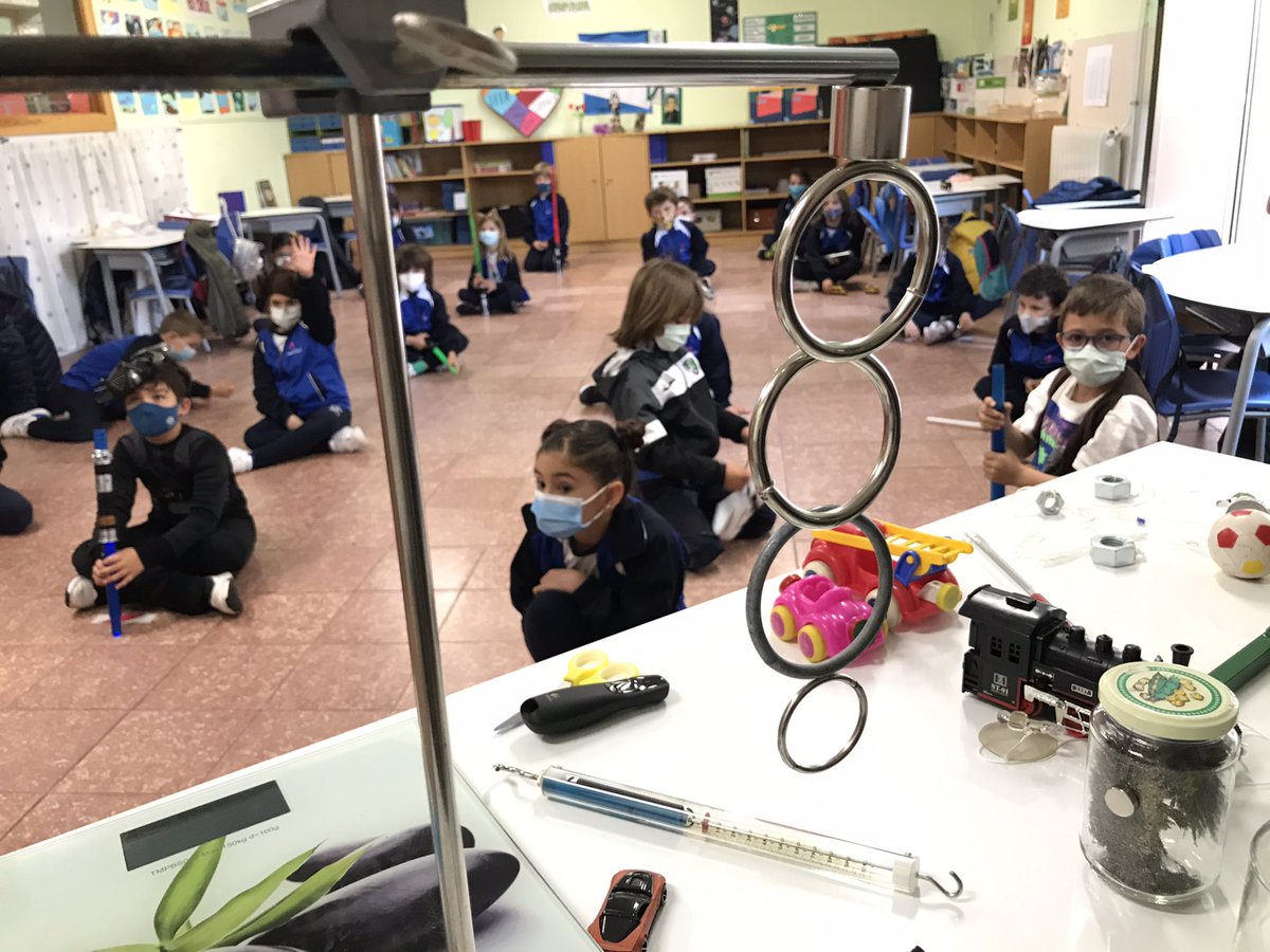 Marsa2pri's tweet photo. En @MSalCha los alumnos de 2º de Primaria experimentan y comprenden los tipos de fuerza con una visita muy especial gracias @MJSantos5 #lafuerzaestacontigo #starwars #quelafuerzateacompañe #modeloeducativomarista https://t.co/kWcwW87GP8