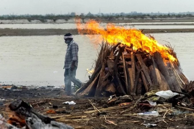 correio's tweet photo. Covid na Índia: O que explica o aparecimento de dezenas de corpos no rio Ganges.
https://t.co/Ffqo1OiLJi https://t.co/M5CYZDHWAC