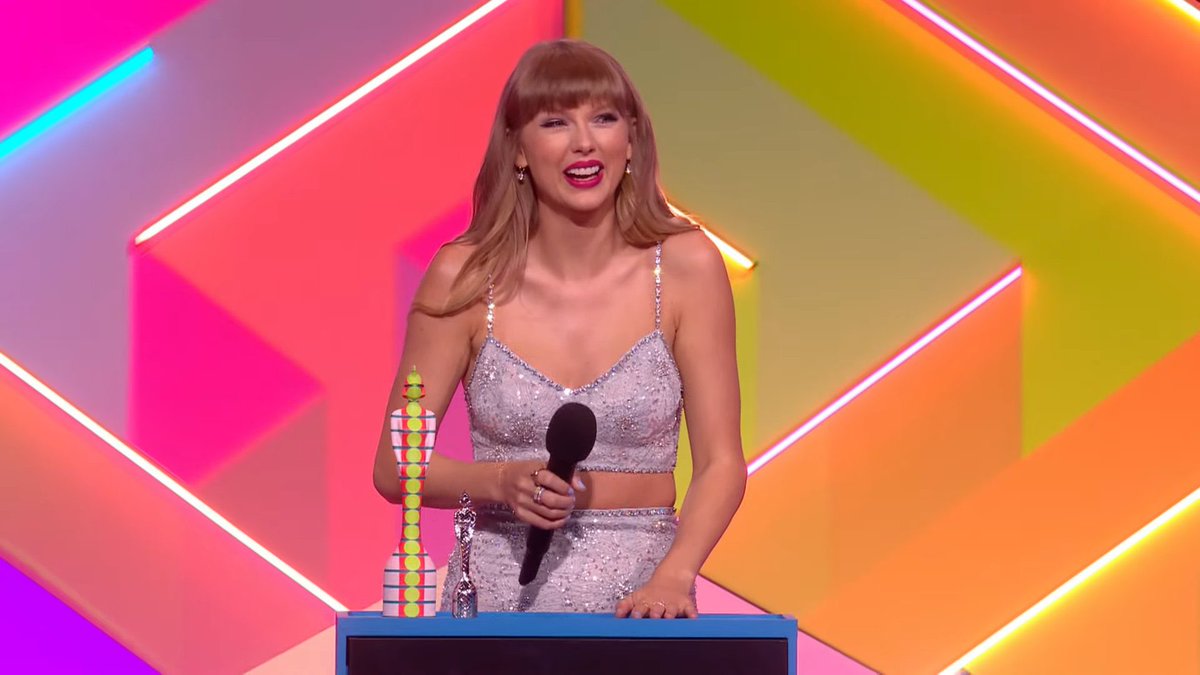 OfficialPLT's tweet photo. A GLOBAL ICON ❤️ @taylorswift13 #BRITs https://t.co/55JVdScu4t