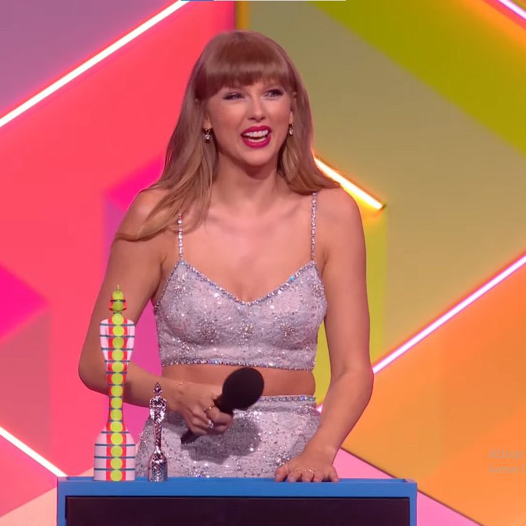 HugoGloss's tweet photo. Ícones aclamando um ícone! Taylor merece! A loirinha é a indústria... e um coração enorme! #Brits https://t.co/uVt20OWqLr
