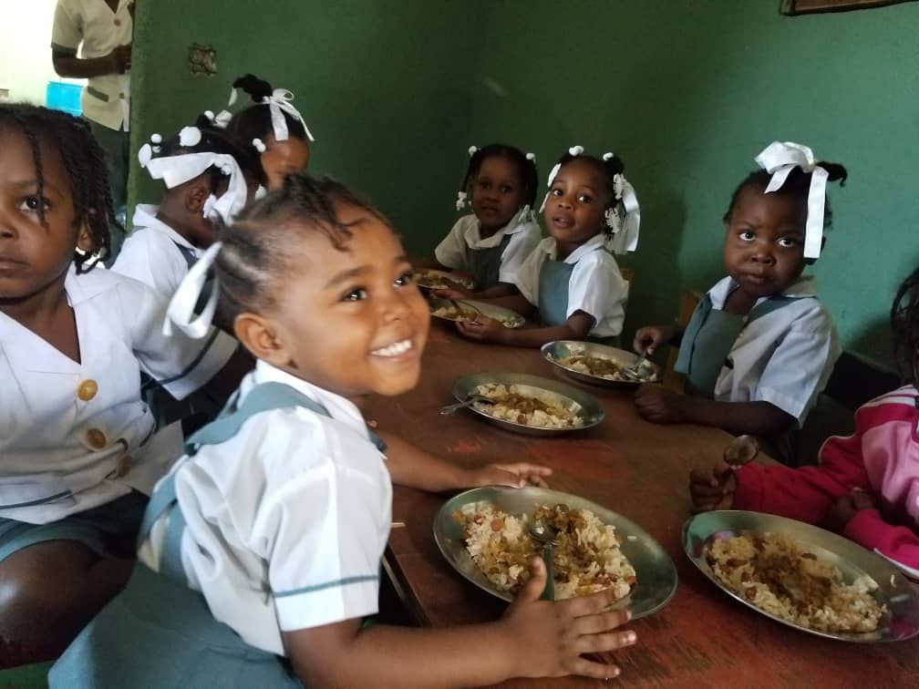 Trinity_HOPE3's tweet photo. Nothing beats a meal with friends! Full bellies and hearts!

#haiti #haitianfood #haitimissions #haitilove #feedinghaitischildren #feedhaitinow #riceandbeans #trinityhopehaiti #childrenofhaiti #spreadingthegospel #spreadingthelove #feedingprogram https://t.co/HunAfPwScQ