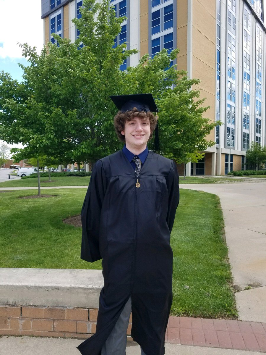 ManLikeApollo's tweet image. The past few years have been absolutely wild to say the least but we finally made it! First in the family! 🎓