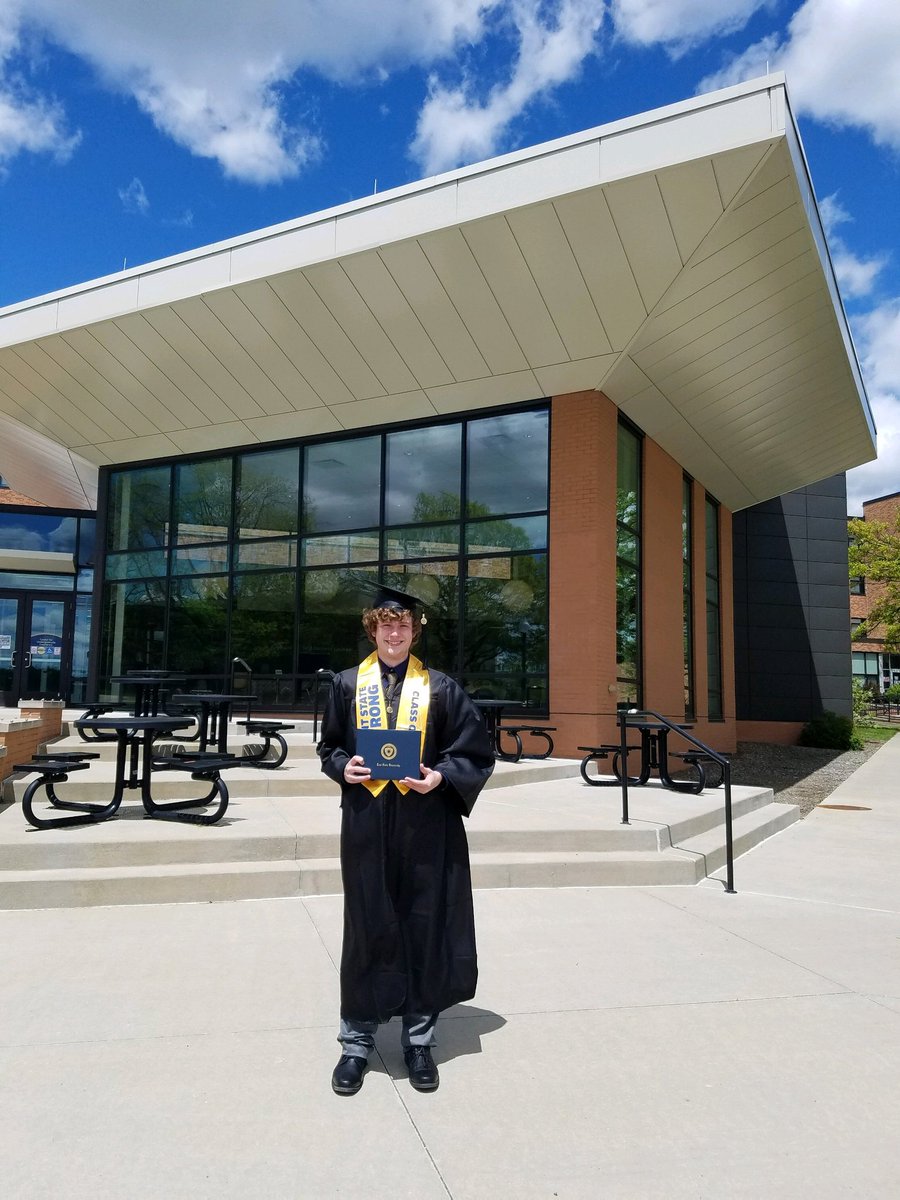 ManLikeApollo's tweet image. The past few years have been absolutely wild to say the least but we finally made it! First in the family! 🎓