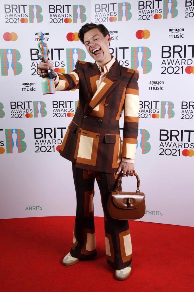 SweetxLoux's tweet photo. ¿Podemos hablar del outifi? #brits2021 https://t.co/iqF25z9kZH