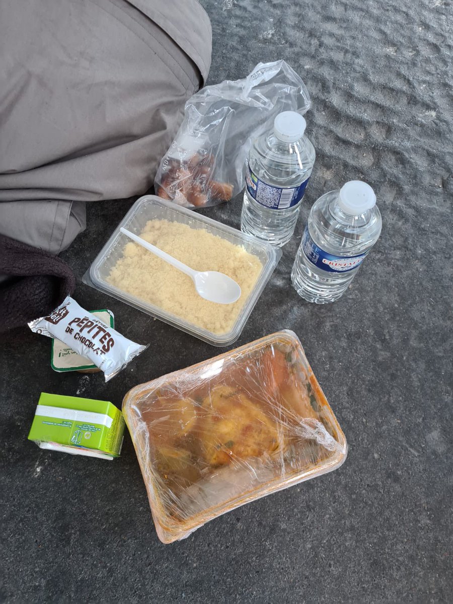 CupSolidarite's tweet photo. Une maraude exceptionnelle de 40 couscous appétissants et copieux offerts par Le Paradis du Couscous au 22 rue Wilhem dans le 16 eme arrondissement de Paris. Pour le plus grand bonheur des bénéficiaires ! Une grand merci ! 🔴🔵🙏🏾 #couscous #maraude #cupsolidarite https://t.co/crzxCq35cq