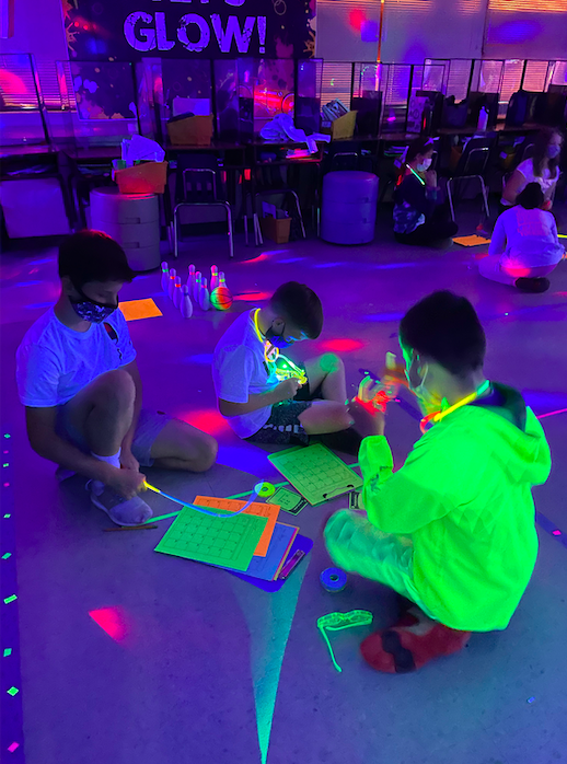 Willard_School's tweet photo. Time to get glowing! The future is bright for these critical thinkers and problem solvers. @MissPesavento @TibballRebecca  #KFritsch #WillardPride
#funandengaginglearningexperiences https://t.co/N4IDrV2T6o