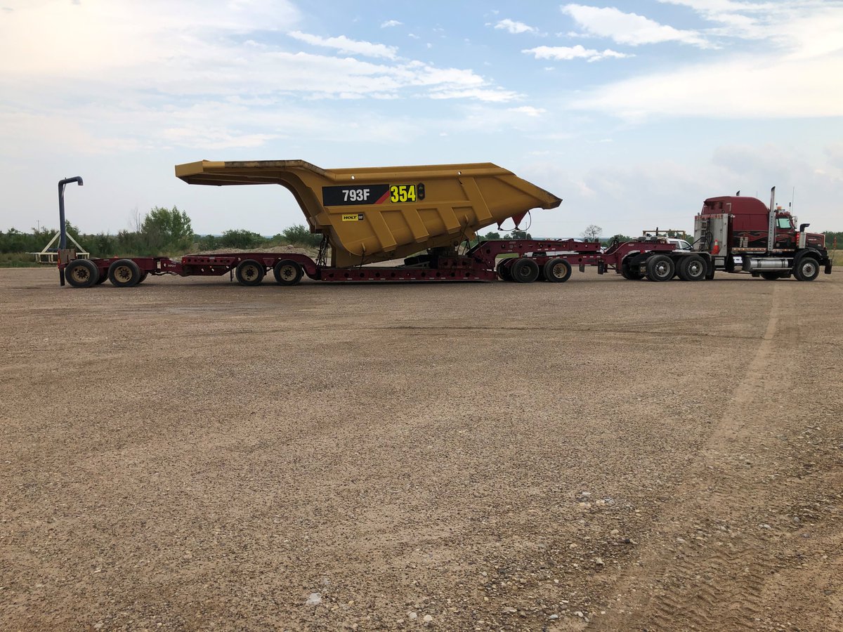 Mullen Unit 598- loaded in Eagle Pass ,Texas and  headed northbound for Saskatchewan. 
#mullentrucking #ourlifeisthehighway #heavyhaul