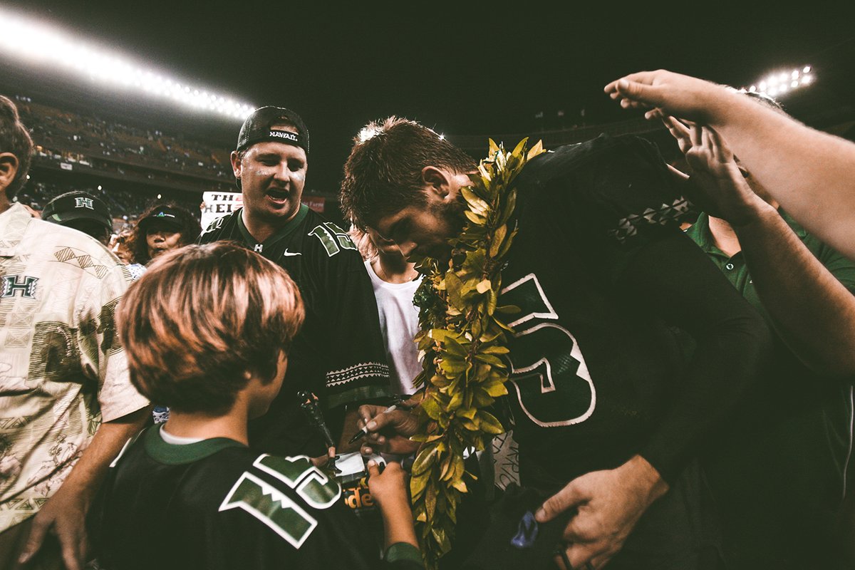 HawaiiFootball's tweet photo. Remembering a Warrior legend

➡️ https://t.co/DuGRMo8UDh 

#HawaiiFB #RIP15 https://t.co/X17emmcjMy