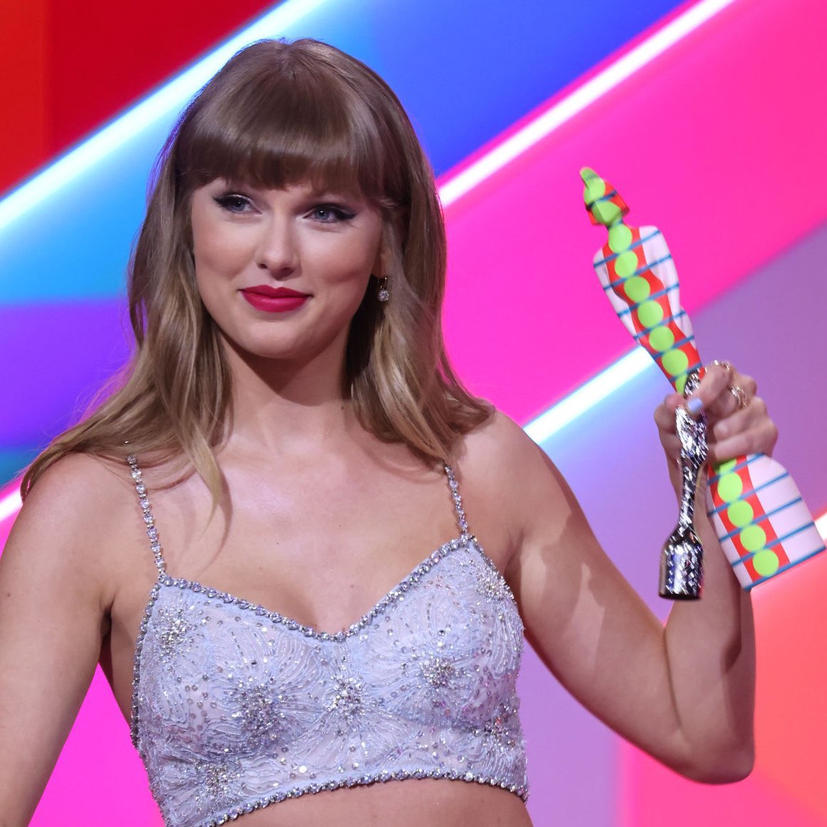 ARTIST OF THE                  GLOBAL ICON
DECADE