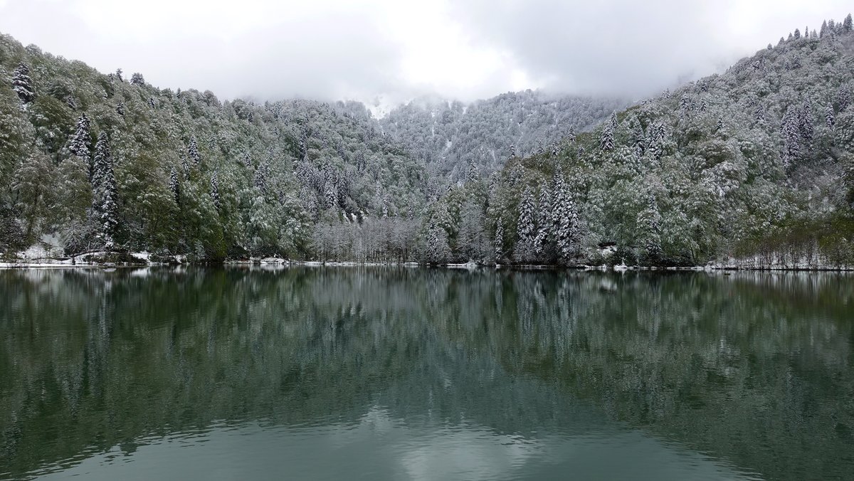 milliyet's tweet photo. ❄️ Doğa harikası Borçka Karagöl mayısta yağan karla beyaza büründü https://t.co/U17g6wsFod