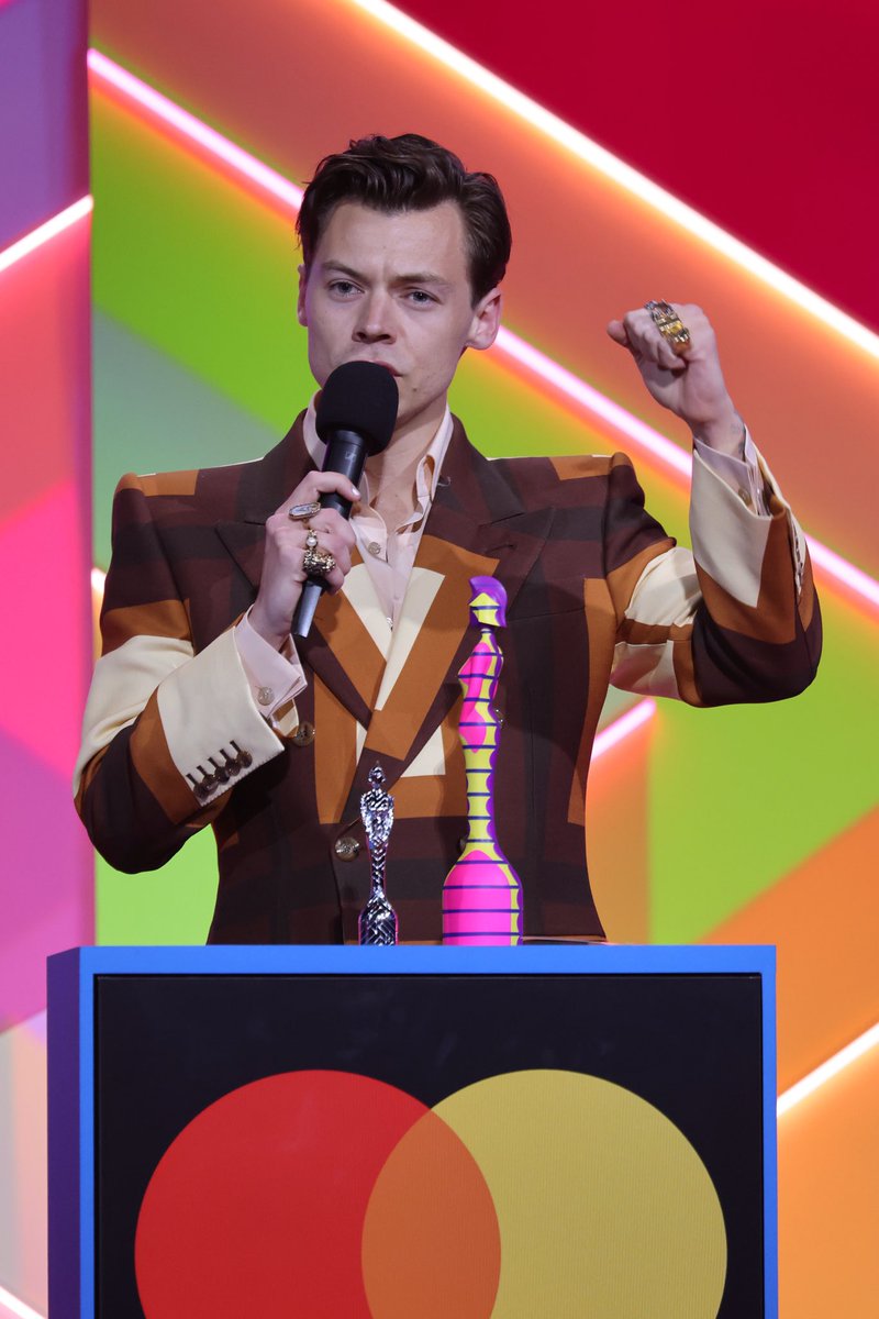 hsdcandids's tweet photo. Harry accepting the Best Single award for Watermelon Sugar at The BRIT Awards 2021 - May 11 https://t.co/C5TkGGJOA8