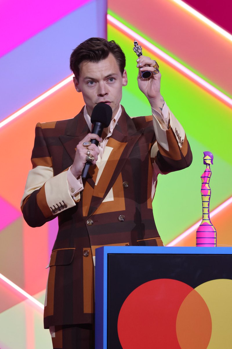 hsdcandids's tweet photo. Harry accepting the Best Single award for Watermelon Sugar at The BRIT Awards 2021 - May 11 https://t.co/C5TkGGJOA8