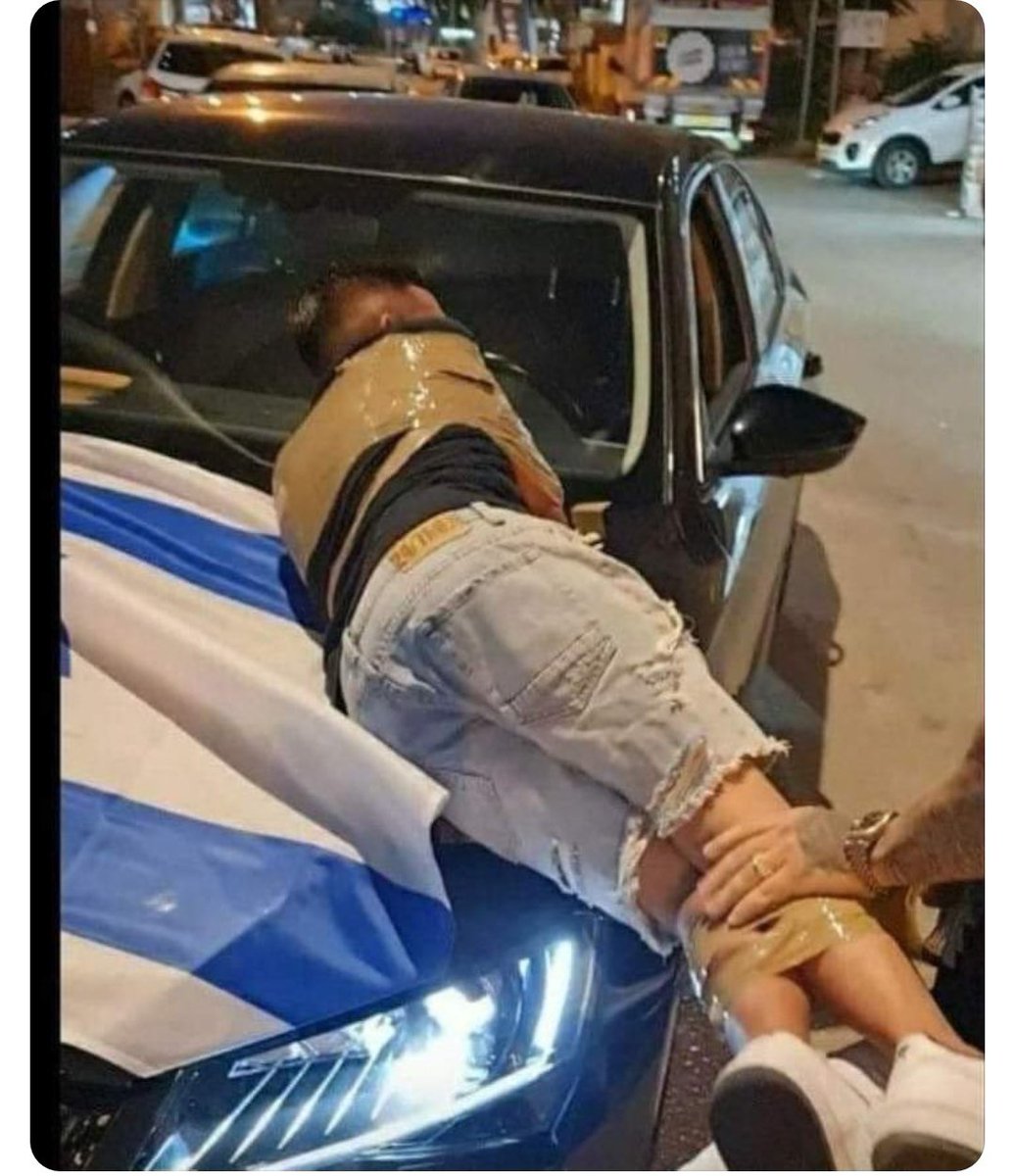 #SONDAKİKA Peotestocular birçok #İsrail vatandaşını yakalayıp ayaklarından ve kollarından bantladı.