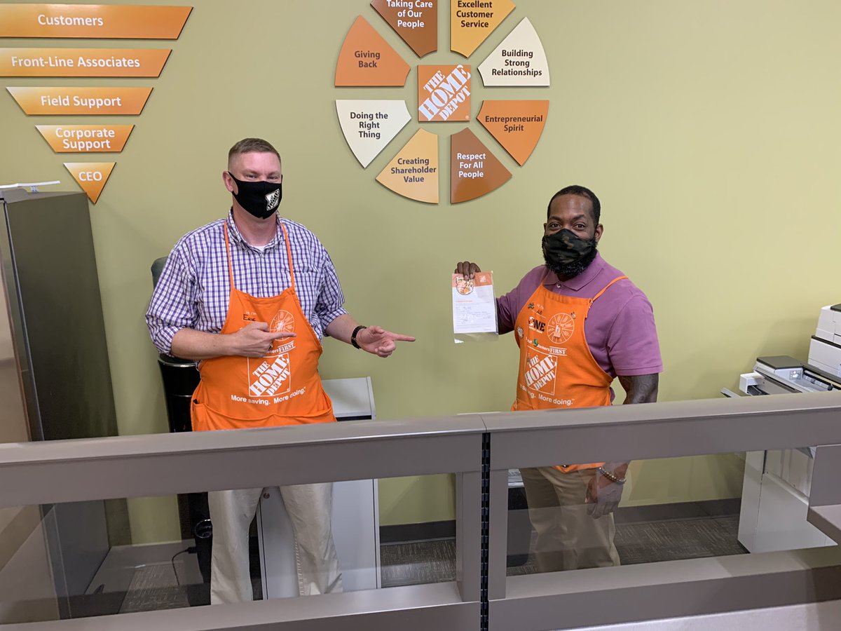 Congratulations to OM <a href="/ArielBurford/">ARIEL BURFORD</a> Who was recognized by our AGM Eric today for Outstanding leadership and excellent results. We appreciate everything you and your team are doing AB. 💜#LupusAwarenessMonth #LGbulk 🧡 <a href="/BillRodgers_12/">Bill Rodgers</a> <a href="/ISAMACK/">ALISA MACK</a> <a href="/TheGroveDFC/">The Grove</a>