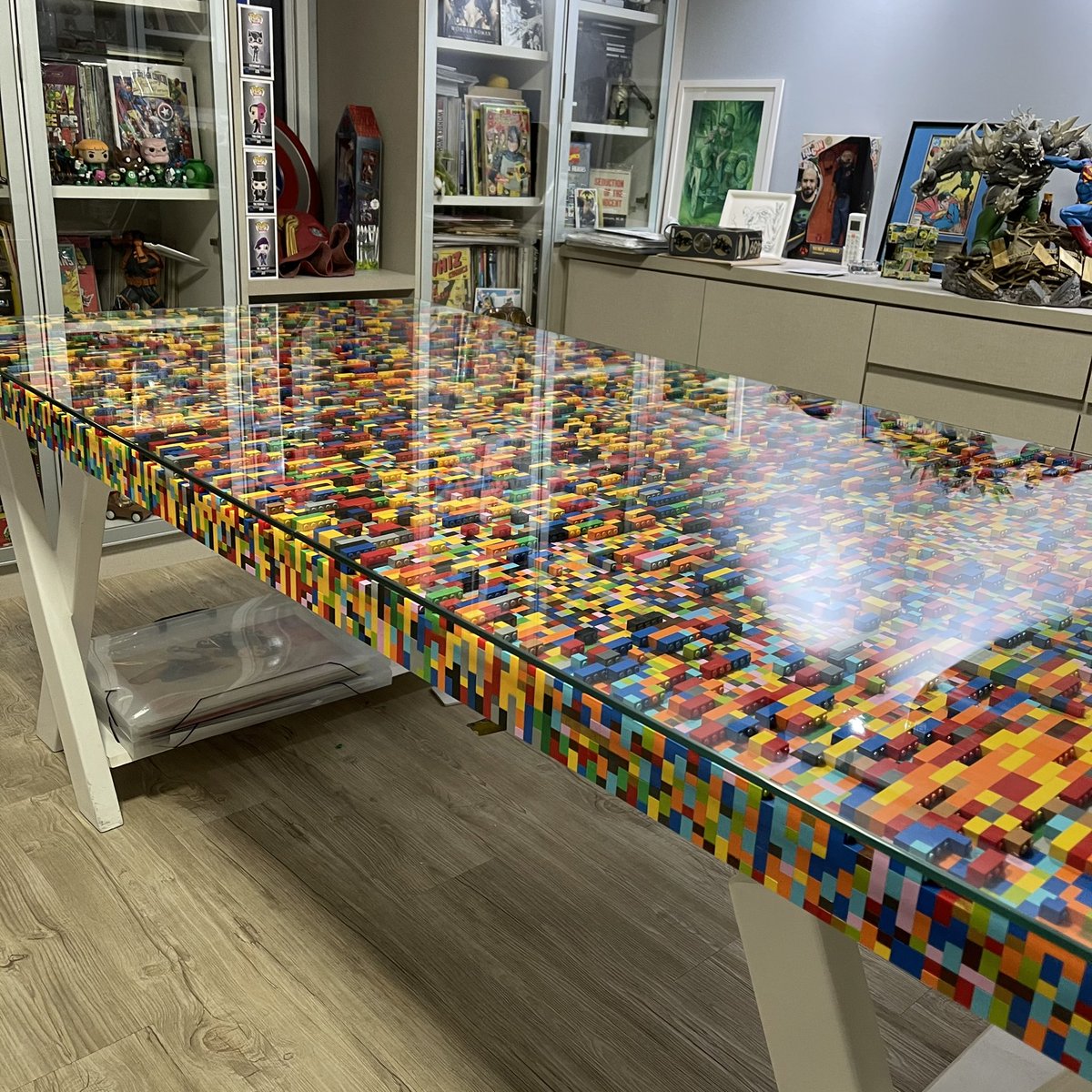 Ivan_Costa's tweet photo. Mesa de Lego concluída! Não ficou linda? 😍
#lego #buildinblocks #home #studio https://t.co/6I1rAXEwHE