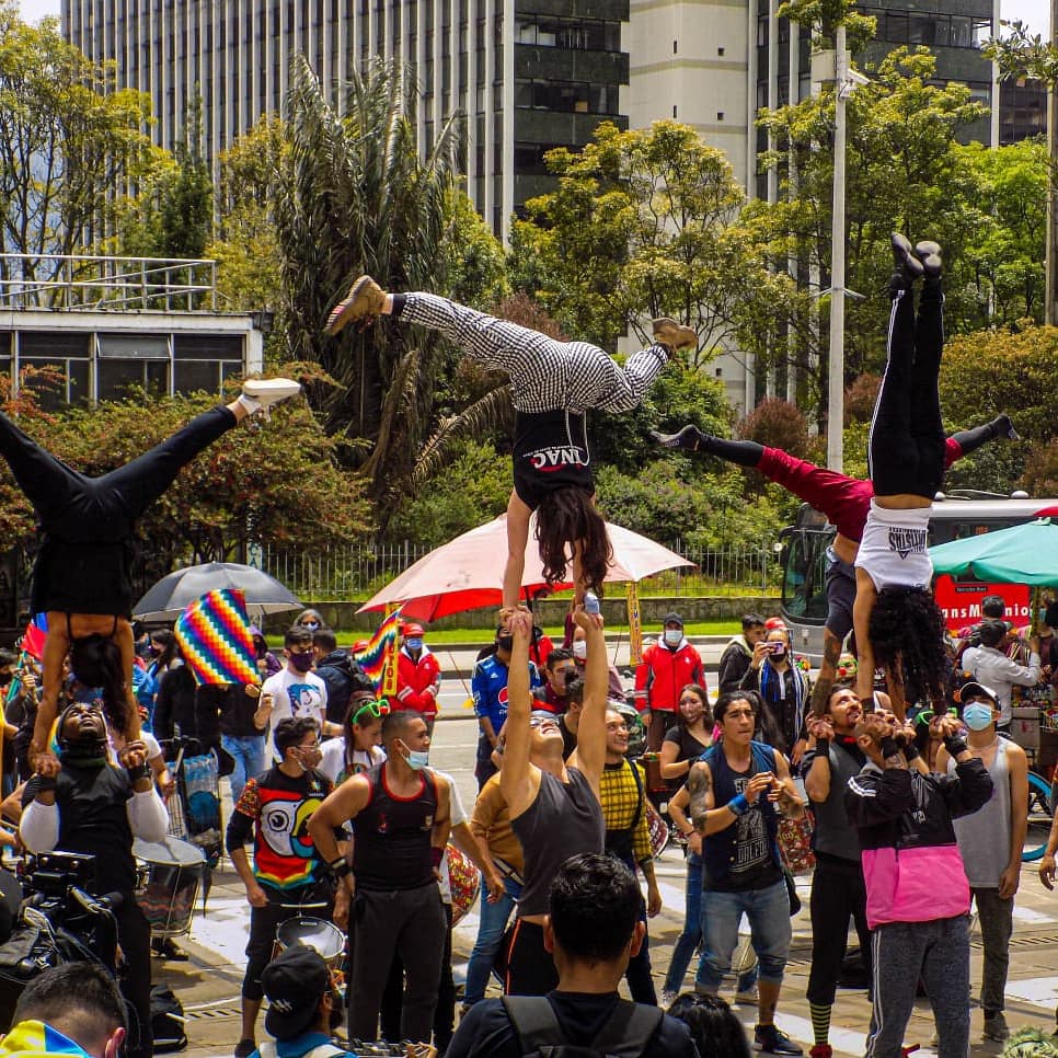 unios_lis's tweet photo. Hoy, día 14 de movilización permanente en Colombia, la juventud y los sectores populares siguen resistiendo con arte y dignidad.
¡Fuera Duque! ¡Viva el Paro Nacional!
#SOSColombiaDDHH #FuerzaColombia #FueraDuque https://t.co/AiznIzAA7t