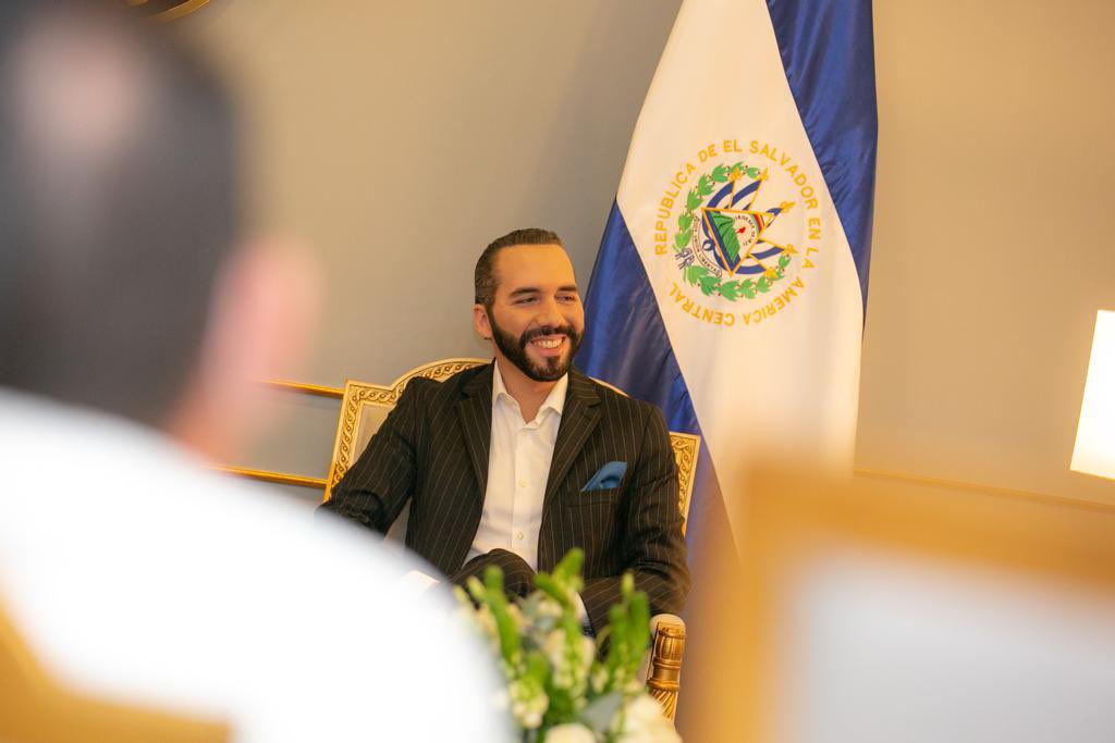 El Presidente <a href="/nayibbukele/">Nayib Bukele</a> se comprometió a donar 34,000 dosis de la vacuna de <a href="/AstraZeneca/">AstraZeneca</a>, con ellas, los 7 alcaldes llevarán la cantidad suficiente para inmunizar a toda la población mayor de 50 años de esos municipios.