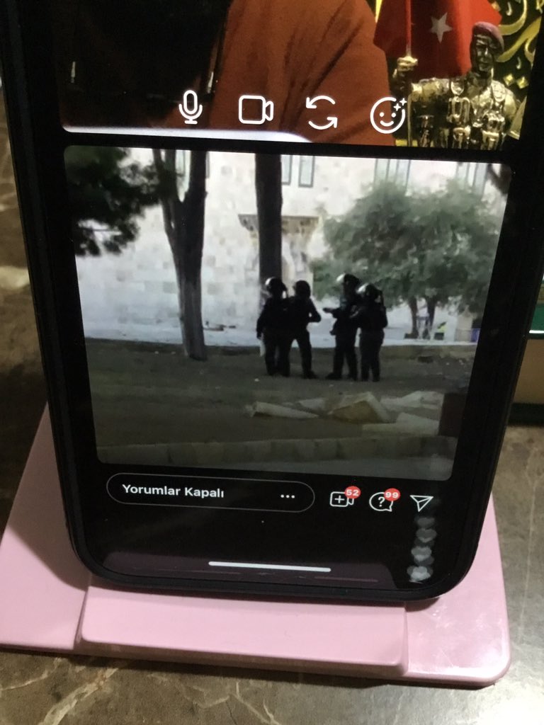 Şuan kudüs mescidi aksada İsrail aSkerleri silahlı saldırya  başlDılar ve yaralılar var onlara yardıma gelen ambulanslarada ateş ediyorlar   #FreePalestine