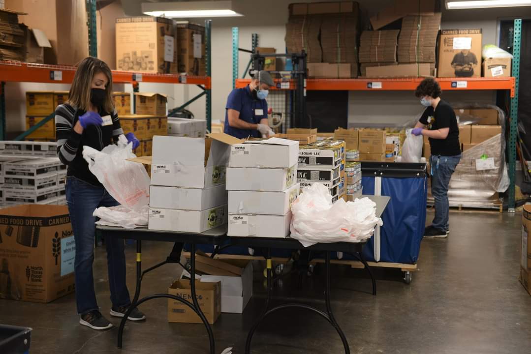 TheStorehouseCC's tweet photo. A big THANK YOU to the @Bubo_LD team for volunteering with us today!

Michelle, Mark, Grace, Cari, Robert, and Jeremy prepared 504 bags of dry goods, canned foods, and variety items in under two hours. 

Way to go, Team #Bubo!!

#volunteers #thankyou #fighthunger https://t.co/nctGSjE9fe