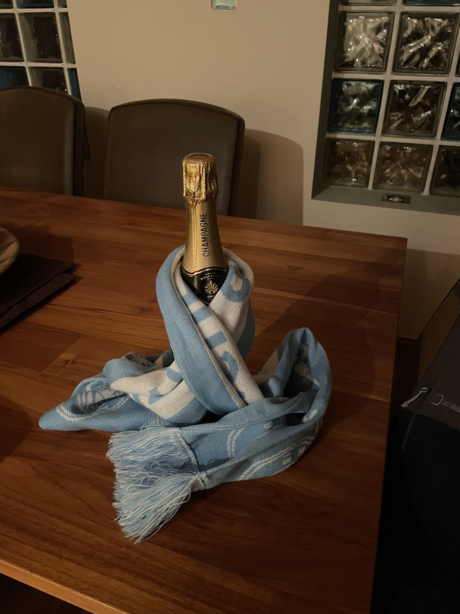 SheralynMoran's tweet photo. Birthday Champions School Night WHAATT 😂😂🥂🍾🥳🥳🥂 https://t.co/w1IVZFWPlr