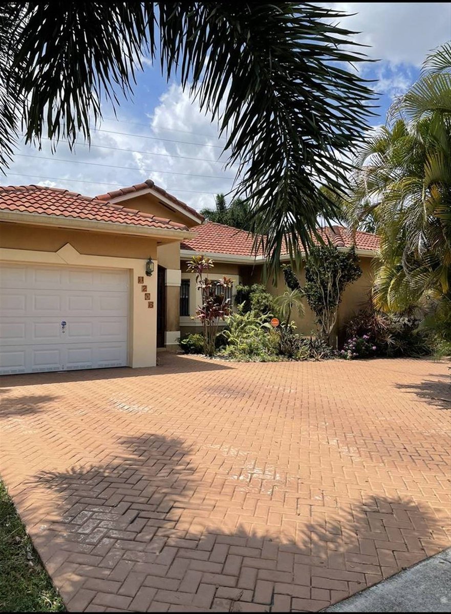 ADDvantage's tweet image. Beautiful, well-loved 3 bed 2 bath home in a desirable neighborhood with no HOA fees. #homeforsale #realestate #southflorida ow.ly/TPNj50EKpji