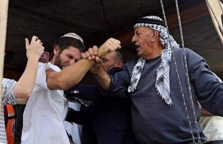 يقلط لها شايب عند الملاقى صبي.