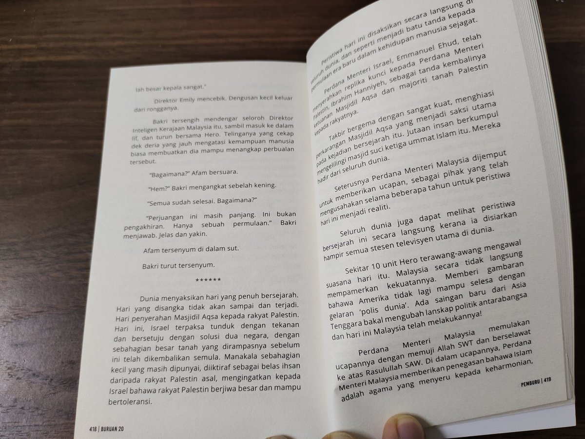 HilalAsyraf's tweet photo. Melihat Palestin bebas dari cengkaman zionis merupakan cita-cita.

Sebagai penulis novel, antara usaha saya ke arah cita-cita itu ialah menanam wawasan ke dalam minda dan jiwa pembaca.

Ini petikan daripada Novel Pemburu, novel kedua dalam siri Saga HERO.

Moga jadi realiti! https://t.co/JdTusMqLVA