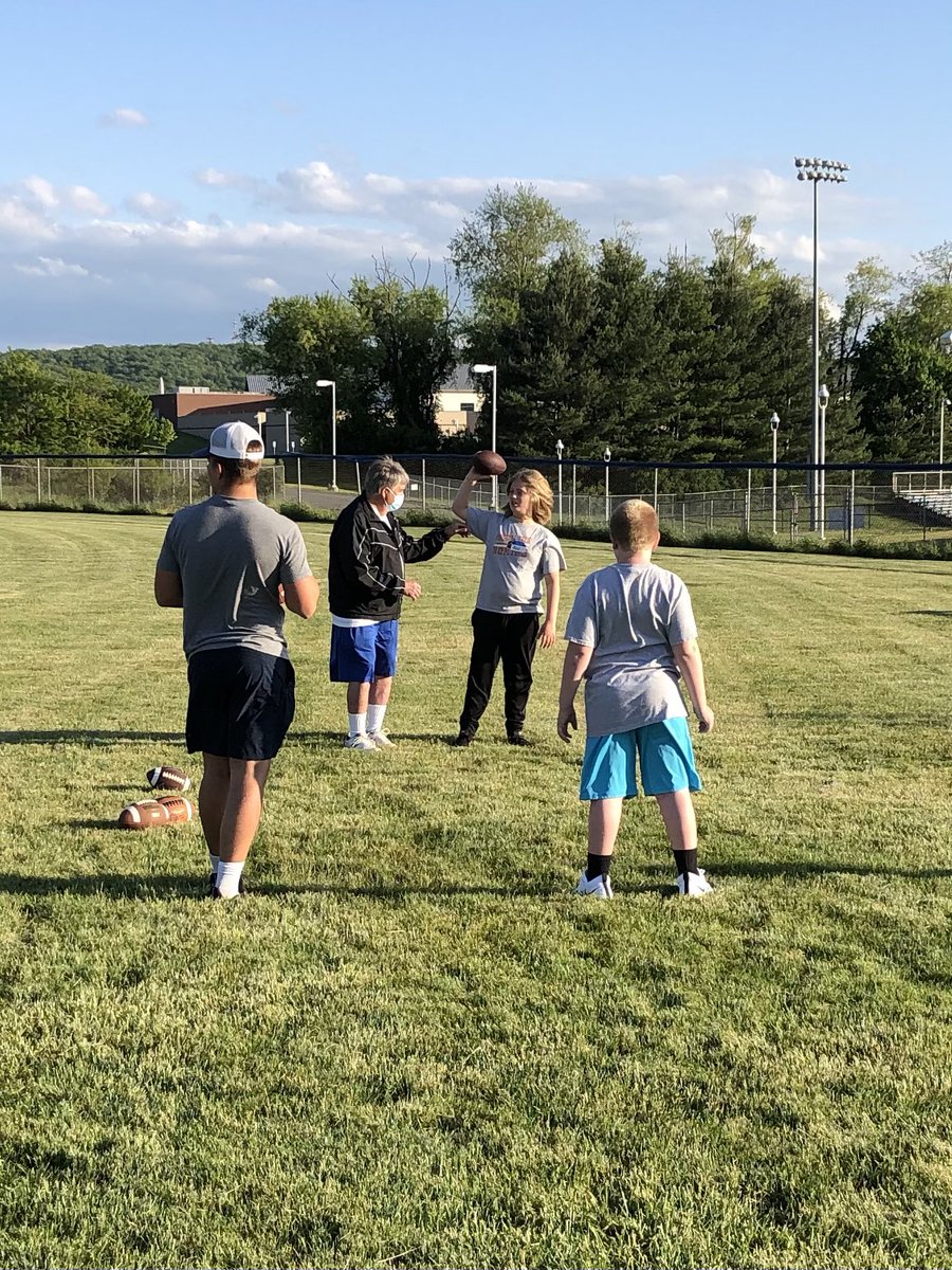 Parker and Coach Crist explaining the proper way a QB throws Missiles to his receiver🎯