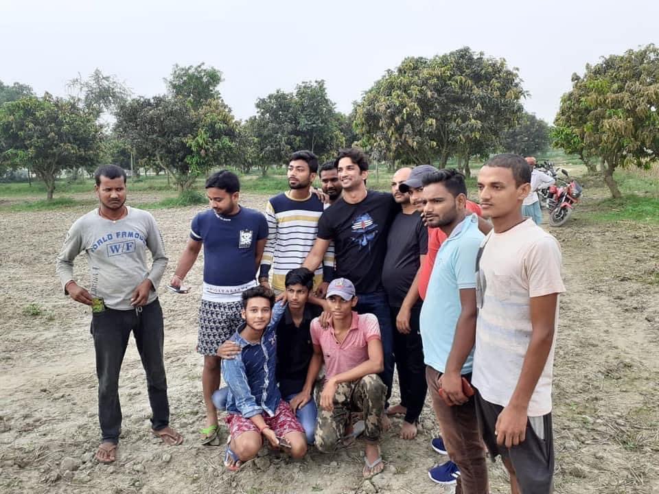 nonayousef7's tweet photo. ( #ThrowbackMay2019 )
Some adorable and heart touching pics of my bae @itsSSR in his village ( Malldiha ) 😍❤️❤️
I was very glad to see you baby Sushant Singh Rajput enjoying your time with your friends and your beautiful family in your hometown ❤️❤️ https://t.co/kcYZrA2PGf
