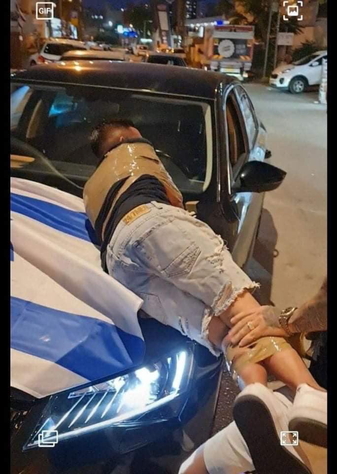 الشٌبان الفلسطينيون يلصقون مستوطن "بالتيب" في مدينة #اللد المحتلة 🤣🤣 🤣#غزه_تقاوم #غزة_تنتصر_للقدس