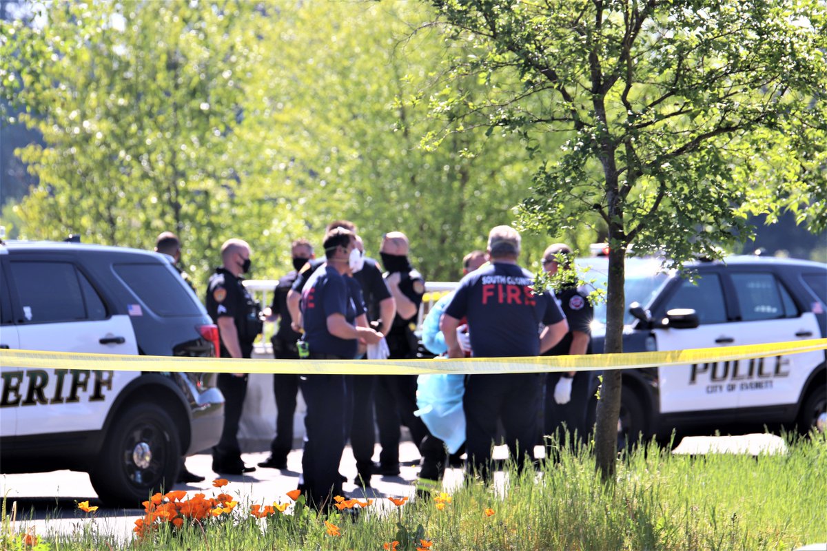 EverettPolice's tweet photo. Major Crimes detectives investigate a shooting in the 11300 blk of 19th Ave SE (Silver Lake). Reports indicate a male attacked another walker and several men interceded. During the altercation, the male was shot. He was taken to the hospital &amp; the shooter was detained by police. https://t.co/LQAWTUWngU