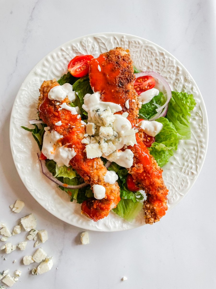 Now that we are entering the warmer months, I am craving all of the salads! Especially my Pretzel Crusted Buffalo Chicken Tender Salad with Blue Cheese Dressing!
#dinnertime #Foodie #Food #spring tinyurl.com/av2p34cz