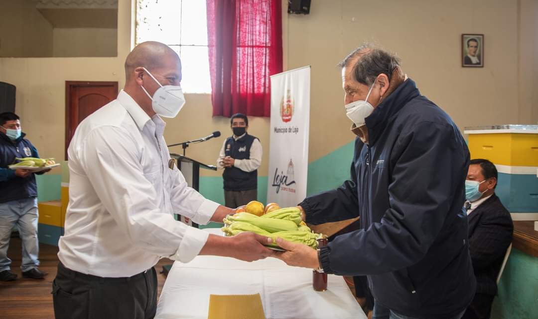 Siempre ha sido mi política administrativa trabajar con el resto de instituciones del Estado para conseguir objetivos en favor de la población. Hoy entregamos 18 colmenas que permitirán fortalecer la actividad productiva de la Pre-asociación de Apicultores de Chuquiribamba.