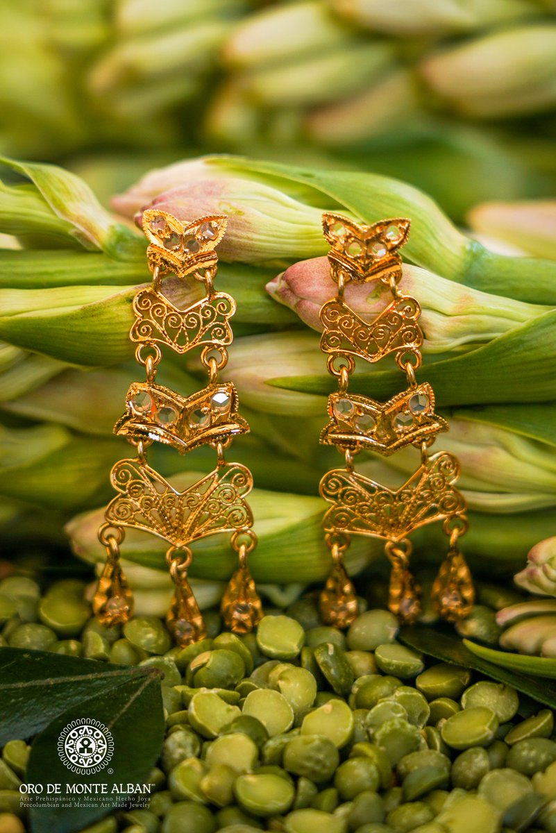 Hilos hechos de metales preciosos que en una hermosa armonía te hará lucir espectacular. 

#Filigrana con zafiros blancos. #JoyeríaMexicana #HechoaMano