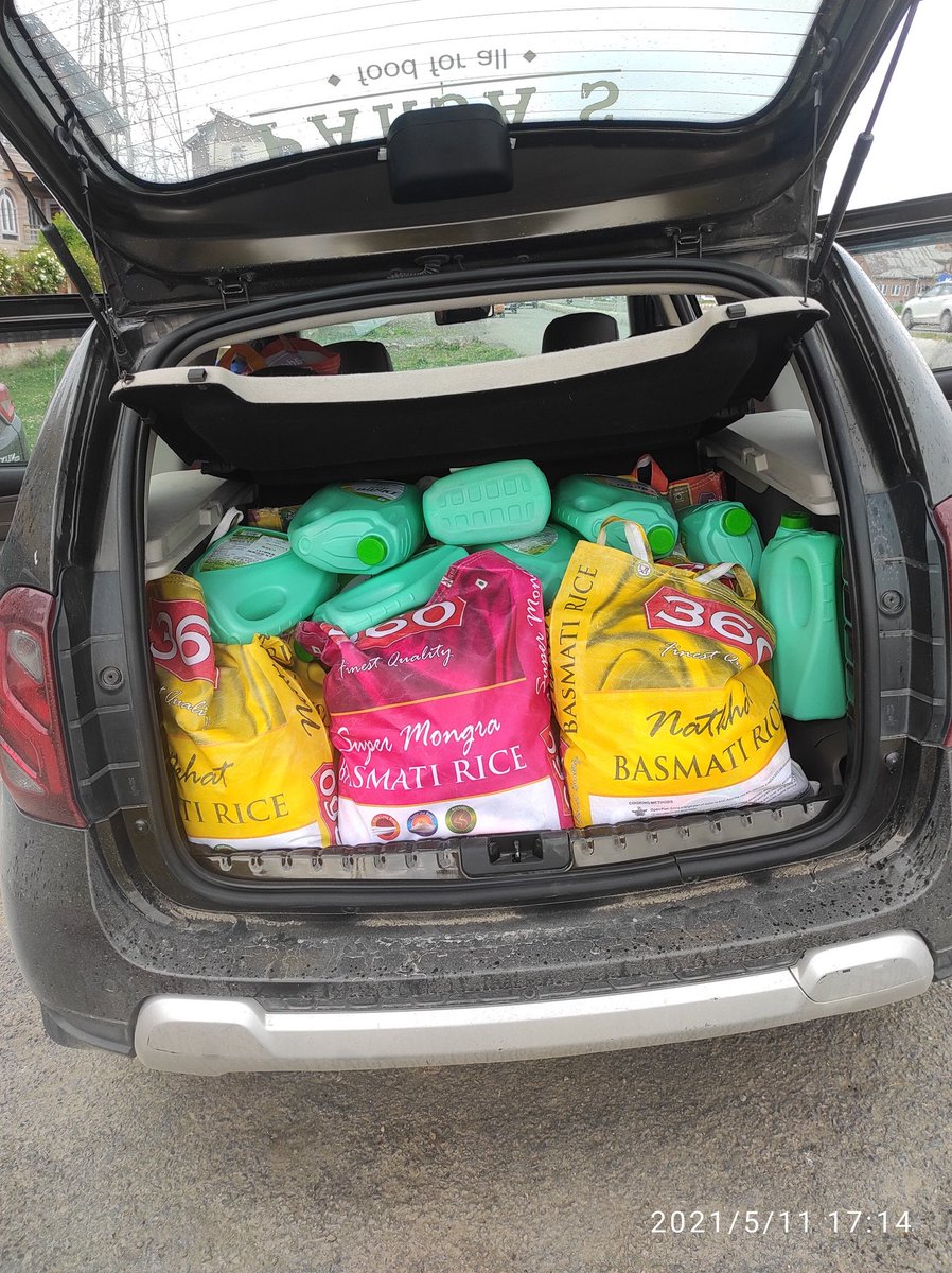 sro_kashmir's tweet photo. In 24 hours we distributed 70 Ration Kits to 70 families. Each kit has basic ingredients enough for a month. In next three days including Eid day, we are planning to distribute atleast 170 more such kits. 
Support our #F4K program with your contributions:
https://t.co/vS1kD2uuGM https://t.co/gZpWPwPXX0