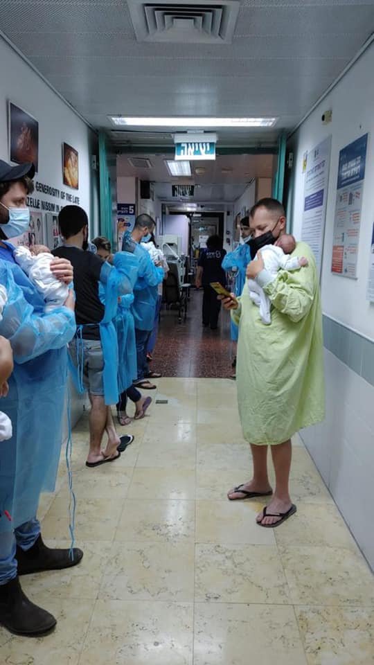 FIare_Fdns's tweet photo. Durante un bombardeo de cohetes desde Gaza, bebés israelíes recién nacidos fueron sacados de sus cunas y llevados a un pasillo fortificado mientras los misiles caían sobre el hospital.

Estas son las víctimas del terrorismo.

Fotos de las Fuerzas de Defensa de Israel https://t.co/XGitRi5mmz