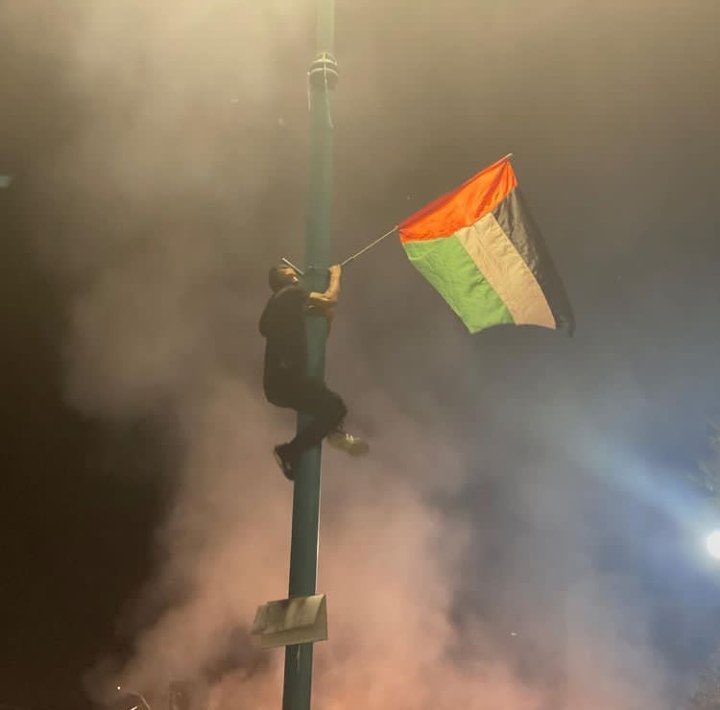 Kırılır da bir gün tüm dişliler
Döner şanlı şanlı çarkımız bizim
Gökten bir el yaşlı gözleri siler
Şenlenir evimiz barkımız bizim

Yokuşlar kaybolur çıkarız düze
Kavuşuruz sonu gelmez gündüze
Sapan taşların yanında füze
Başka alemlerle farkımız bizim

| NFK
#FreePalestine