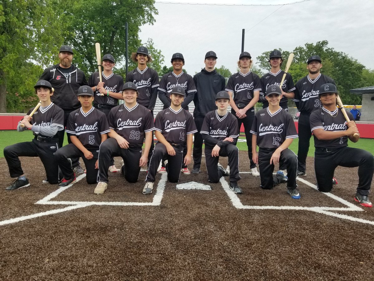 PitCentralHS's tweet photo. Bottom of the 7th, trailing 3-2, Dogs on 2nd &amp; 3rd, 2 outs. SENIOR Theo Hosmer drills an 0-2 pitch to the wall in RCF. Bulldogs with the walk off for their first win on their new field on #CHSSeniorNight! AND Theo gets the W as relief pitcher!

#BulldogPile #CantMakeThisStuffUp https://t.co/JMiGCUqXd4