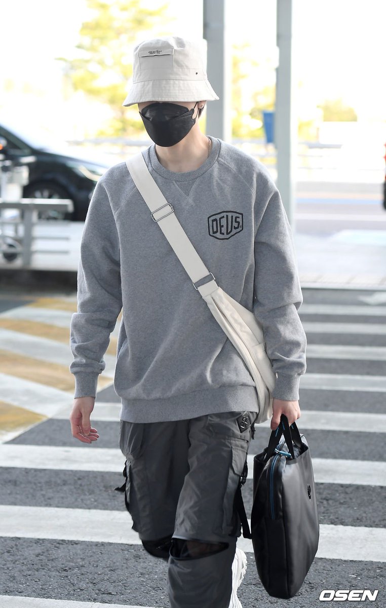 ✈️  WayV Hendery at Incheon International Airport this morning heading to China~ <a href="/WayV_official/">WayV</a>