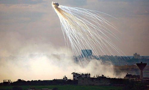 AdnanAltarawneh's tweet image. The Zionist enemy uses white phosphorous against civilians in Gaza
#GazaUnderAttack 
#Gaza_under_attack