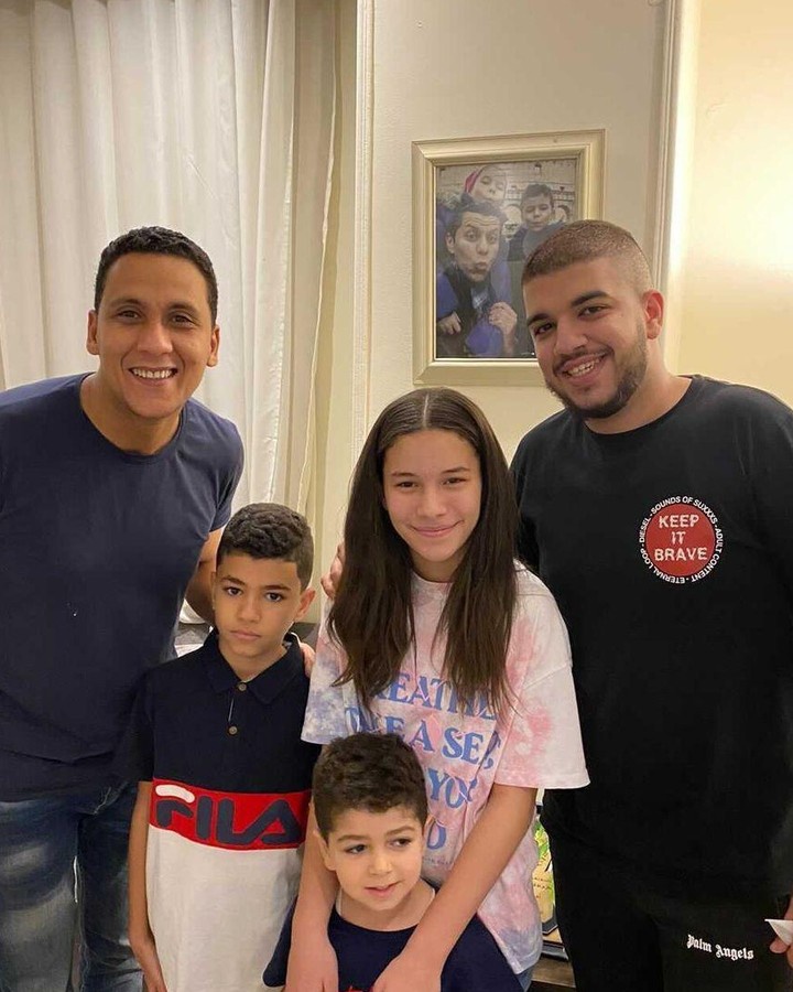 الفنان احمد علي راح زار اسرة الشهيد محمد وحيد اللي عمل دوره في مسلسل الاختيار 
لفتة محترمة منك يا فنان ♥️
#الأختيار٢