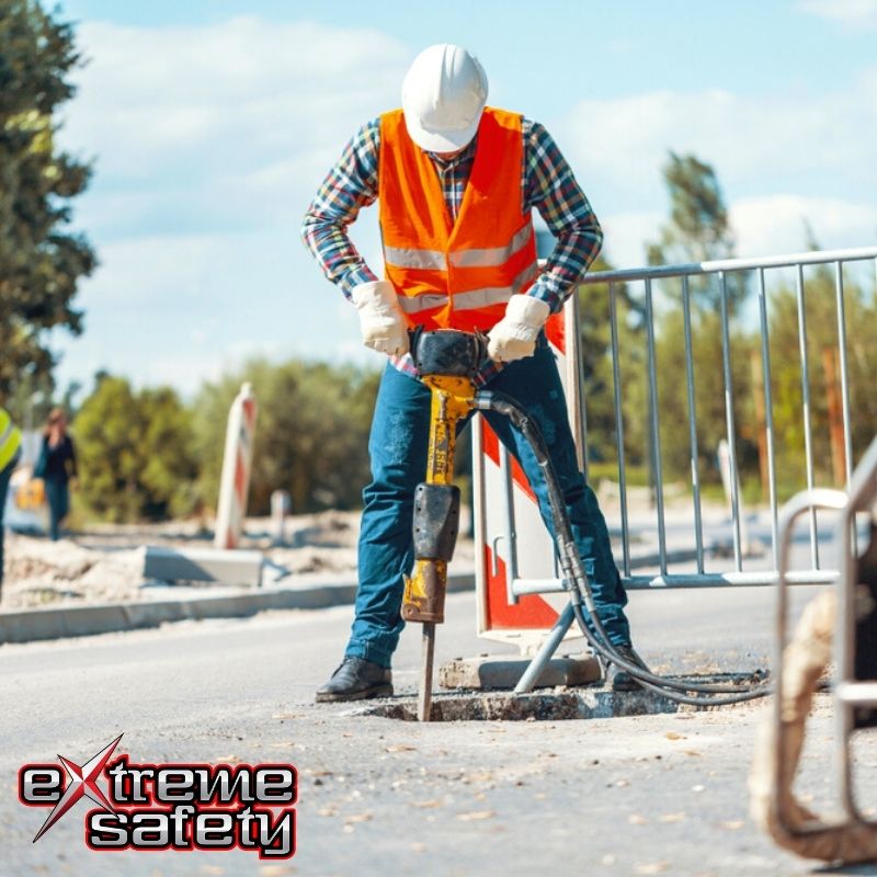 extreme_safety's tweet photo. High-visibility clothing reduces the risk of accidents and improves safety overall. Those who work in an industry in which they are in close contact with traffic are far more likely to be involved in an accident while they are on the job than those who work indoors. https://t.co/tLNON8Nm9V