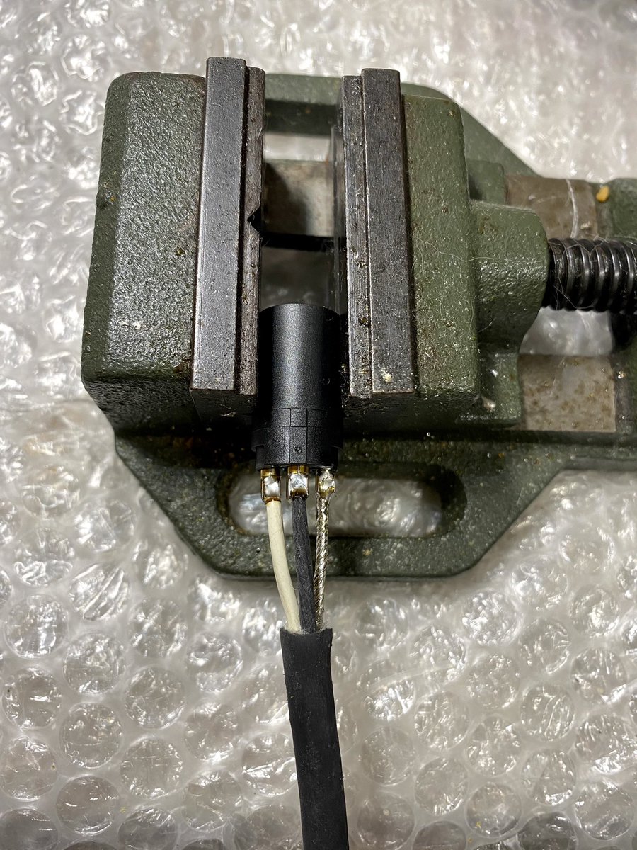 morisaki4425's tweet image. 朝から8412の半田付けです！
MC5000と比べると芯線の外皮が熱に強いので簡単ですね。
#ベルデン8412
#マイクケーブル
#半田付け
#ARTISANSMASTERING